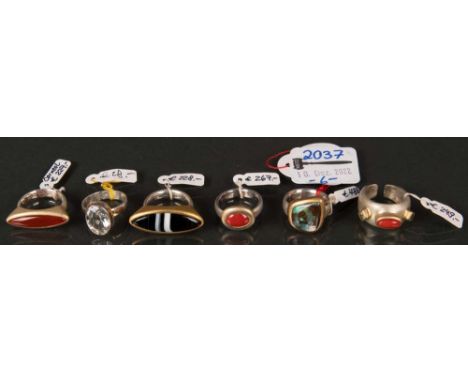 Sechs Ringe. Silber, teilw. vergoldet, besetzt mit Boulder-Opal / Karneol /  Koralle / Achat.