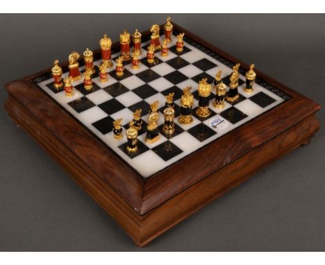 Schachspiel „Fabergé Imperial Chess Set“. Neuzeitlich. Profilierter Nussbaumkasten, Spielfeld aus Marmor, Spielfiguren aus 92