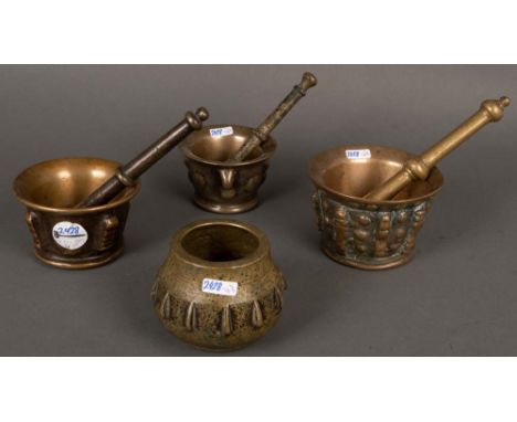 Drei Mörser mit Pistill und ein weiterer Mörser. Deutsch 17./18. Jh. Bronze, H=7 bis 8,5 cm, D=10,5 bis 13 cm.  