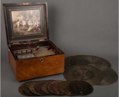 Polyphon (Musikautomat). Polyphon-Musikwerk AG Wahren um 1900. Nussbaumgehäuse; dazu Konvolut Lochplatten, H=20 cm, B=34 cm, 