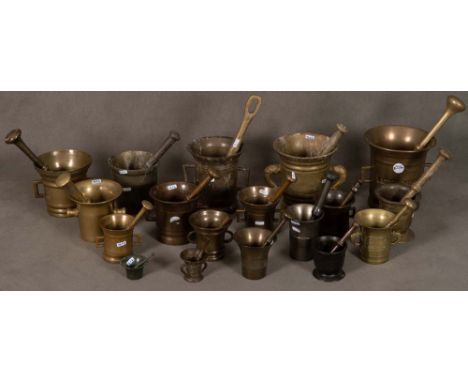 Sammlung von 43 verschiedenen Mörsern. Deutsch / Italien / Schweiz 18.-20. Jh. Meist aus Bronze, mit / ohne Pistil, H=2,8 bis