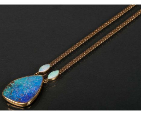 Collier. 14 ct Gold. Besetzt mit zwei Opalen und großem Boulder-Opal.
