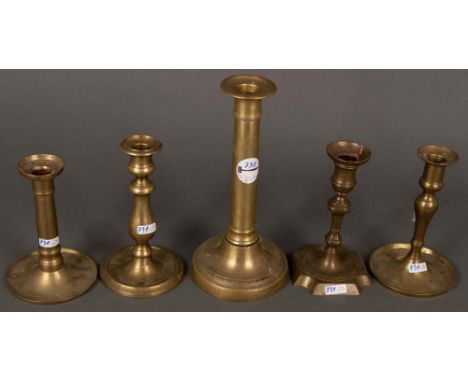 Fünf Kerzenleuchter. Deutsch 18./19. Jh. Messing / Bronze, H=15 bis 24 cm.