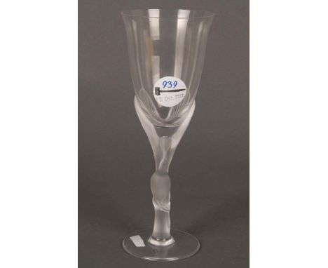 Zierglas. Carl Fabergé 20. Jh. Glas, geschliffen mit Vogelmotiven, am Boden gemarkt, H=23,5 cm. **