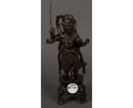 Stehender Krieger. Asien. Bronze, auf erhöhtem Sockel, H=29,5 cm.