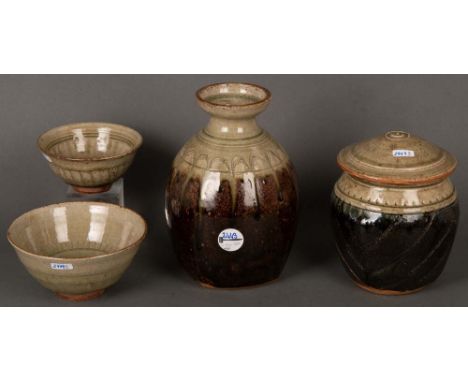 Deckelgefäß, zwei Schalen und eine Vase. Salzglasiertes Steinzeug. Entwurf von Richard Batterham, H=7 bis 24 cm. 