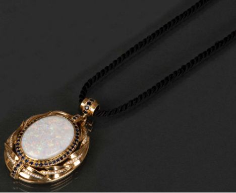 Collier. 18 ct Goldfassung und -verschluss, mit Stoffband. Anhänger besetzt mit großem Opal, Saphiren und Brillanten, ca. 1,0