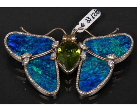 Brosche. 18 ct Gold, ca. 31 g. Besetzt mit Opal-Tripletten, Peridot, Saphir und Diamanten, ca. 3,5 ct.