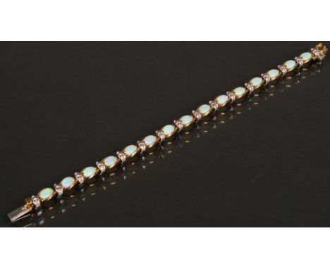 Gliederarmband. 18 ct Gold, ca. 25 g. Besetzt mit 15 Opal-Cabochons.