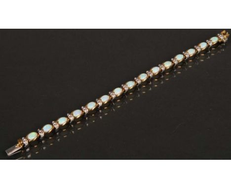 Gliederarmband. 18 ct Gold, ca. 25 g. Besetzt mit 15 Opal-Cabochons.