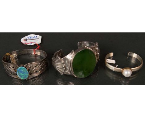 Drei Armreife. Silber, ca. 173 g. Besetzt mit Jade, Opal-Triplette und Perle.