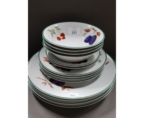 14 PIECES OF ROYAL WORCESTER EVESHAM VALE PATTERNED PLATES AND BOWLS