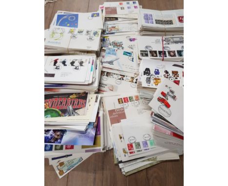 BOX CONTAINING A LARGE QUANTITY OF VINTAGE GREAT BRITAIN FIRST DAY COVERS EXCELLENT CONDITION