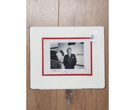 ROBERT TAYLOR 1911-1969 AMERICAN ACTOR MARRIED TO BARBARA STANWICK SIGNED VINTAGE PHOTO TAKEN ON BOARD R.M.S QUEEN ELIZABETH 