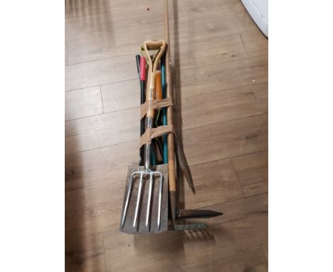 LOT OF GARDEN TOOLS