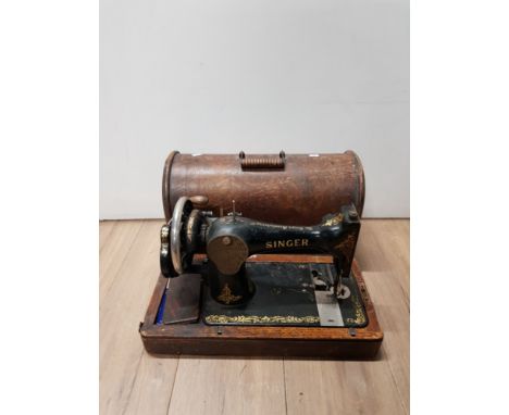 VINTAGE SINGER SEWING MACHINE IN ORIGINAL CASE