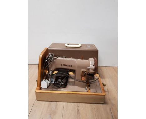 VINTAGE SINGER SEWING MACHINE IN ORIGINAL CASE