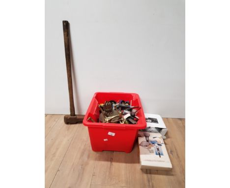 A BOX OF MISCELLANEOUS TOOLS AND BRASS