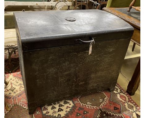 A vintage painted metal water tank, width 92cm, depth 62cm, height 77cm
