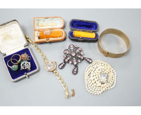 Mixed jewellery etc. including cultured peal necklace, 9ct gold ring and a lady's 9ct wrist watch.