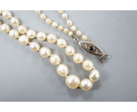 A single strand graduated baroque cultured pearl necklace, 50cm string a.f.