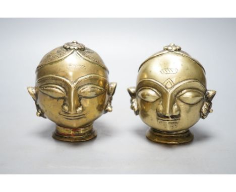 A pair of Indian bronze heads 11cm