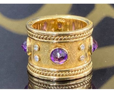 AN 18CT YELLOW GOLD AMETHYST AND DIAMOND TEMPLER BAND RING BY ELIZABETH GAGE SET WITH FOUR AMETHYSTS AND EIGHT BRILLIANT CUT 