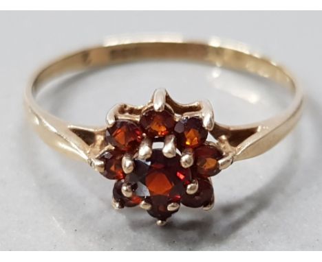 A 9CT YELLOW GOLD AND NINE STONE GARNET CLUSTER RING SIZE P 1/2 1.4G GROSS