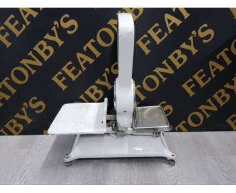 A SET OF VINTAGE AVERY SHOP SCALES