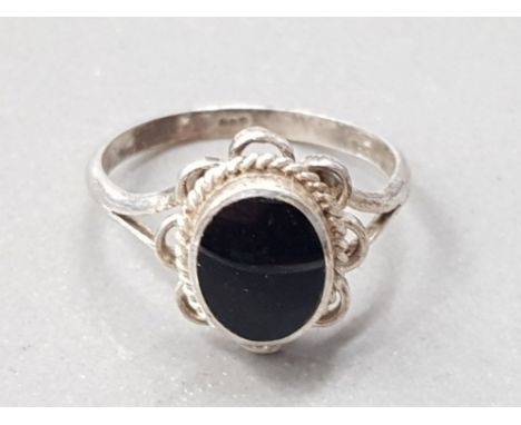 A SILVER AND OVAL ONYX RING SIZE J 1/2 1.9G GROSS