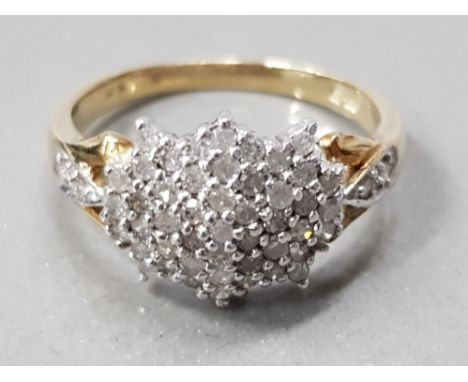 A 9CT YELLOW GOLD MULTI STONE DIAMOND CLUSTER RING SIZE N 1/2 2.8G GROSS