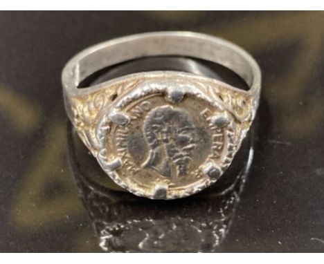 A SILVER RING WITH ROMAN STYLE MOUNTED COIN SIZE N 2.8G GROSS