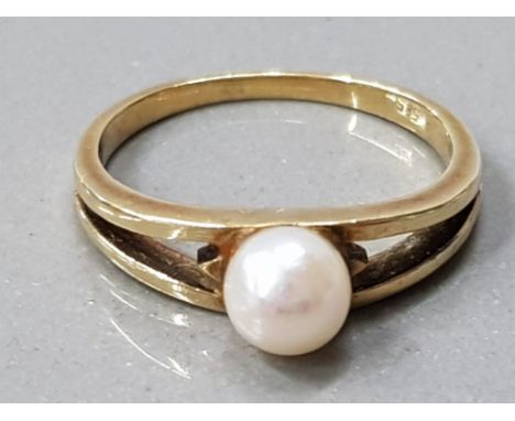 A 14CT YELLOW GOLD AND CULTURED PEARL RING SIZE J 2.5G GROSS