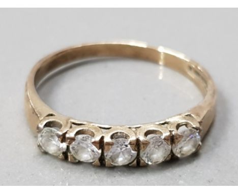 A 9CT YELLOW GOLD AND CZ FIVE STONE RING SIZE M 1.4G GROSS