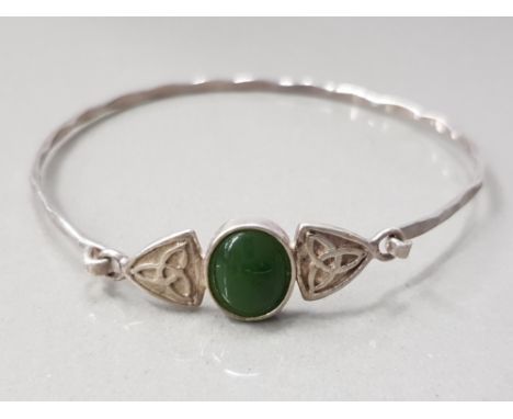 A SILVER CELTIC BANGLE WITH JADE CENTRE STONE 5.3G GROSS