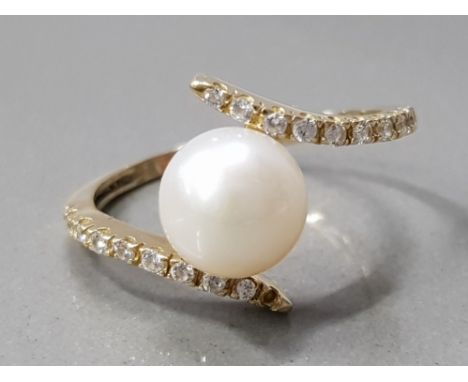 A 14CT YELLOW GOLD AND CULTURED PEARL AND CZ RING SIZE P 3.2G GROSS