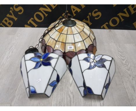 A LARGE TIFFANY STYLE LIGHT SHADE 43CM TOGETHER WITH TOGETHER WITH A PAIR OF TIFFANY STYLE WALL UPLIGHTERS 22CM HIGH
