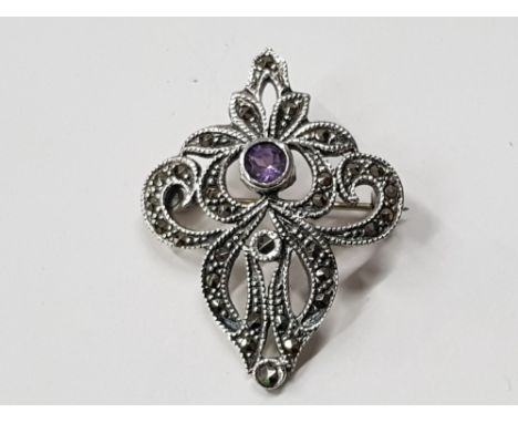 A SILVER AND AMETHYST AND MARCASITE BROOCH 4.5G GROSS