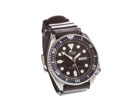 GENTLEMAN'S SEIKO QUARTZ DIVERS 150M STAINLESS STEEL WRIST WATCH, late 1970s, the round black dial with lume plot hour marker