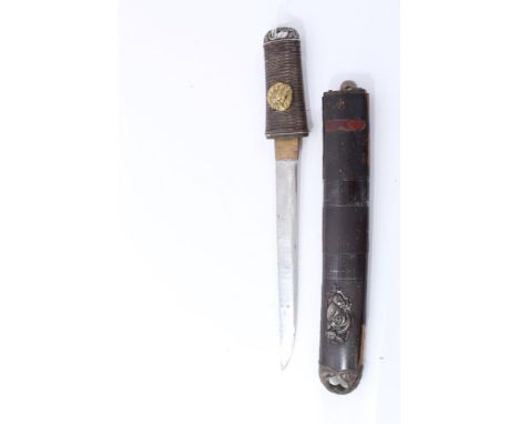 Japanese Tanto dagger with ribbed wooden hilt, in black lacquer scabbard with white metal mounts, 26.5cm in overall length.