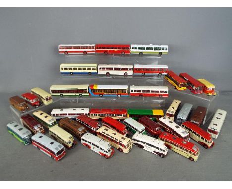 EFE - A motorcade of 40 unboxed 1:76 scale diecast EFE of single deck model buses and coaches. Lot includes #15705 AEC Relian