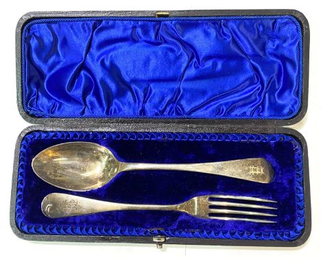 A hallmarked silver spoon and fork set with monogram detail, cased, 2.9oz 