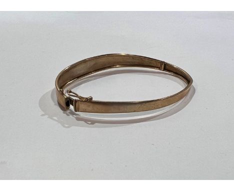 A yellow metal bangle, stamped '375', 6.9gm 