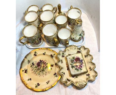 A selection of Hammersley "Autumn Gold":&nbsp; 8 various mugs; serving plates; dishes, 15 pieces approx.&nbsp;All pieces appe
