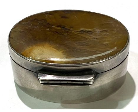 A Scottish hallmarked silver snuff box with agate stone lid, Edinburgh 1926, maker Robb Ballater 