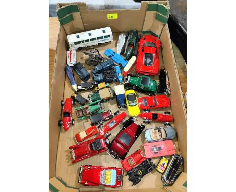 A selection of loose vintage and later diecast vehicles 