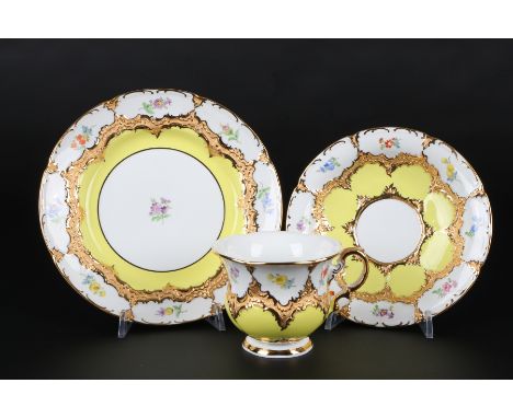 Meissen B-Form Kaffeegedeck, coffee cup,Porzellan, blaue Schwertermarke 1. Wahl, B-Form gelb mit Streublümchen, 1x Kaffeetass