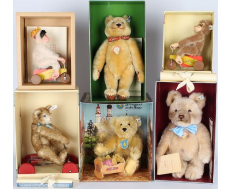 Steiff Konvolut von 6 Stofftieren, Steiff stuffed animals,alle mit Steiff-Knopf im Ohr und Verpackung, 4 Bären und 2 Affen, g