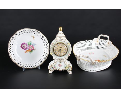 KPM Berlin Porzellan und Dresden Tischuhr, cutwork basket and plate / porcelain table clock,Porzellan, Königliche Porzellanma