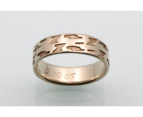 585 Goldring, gold ring,WG 585/000 Weißgold, Goldring mit geprägtem Dekor, gestempelt 585 + Firmenpunze, innen mit persönlich